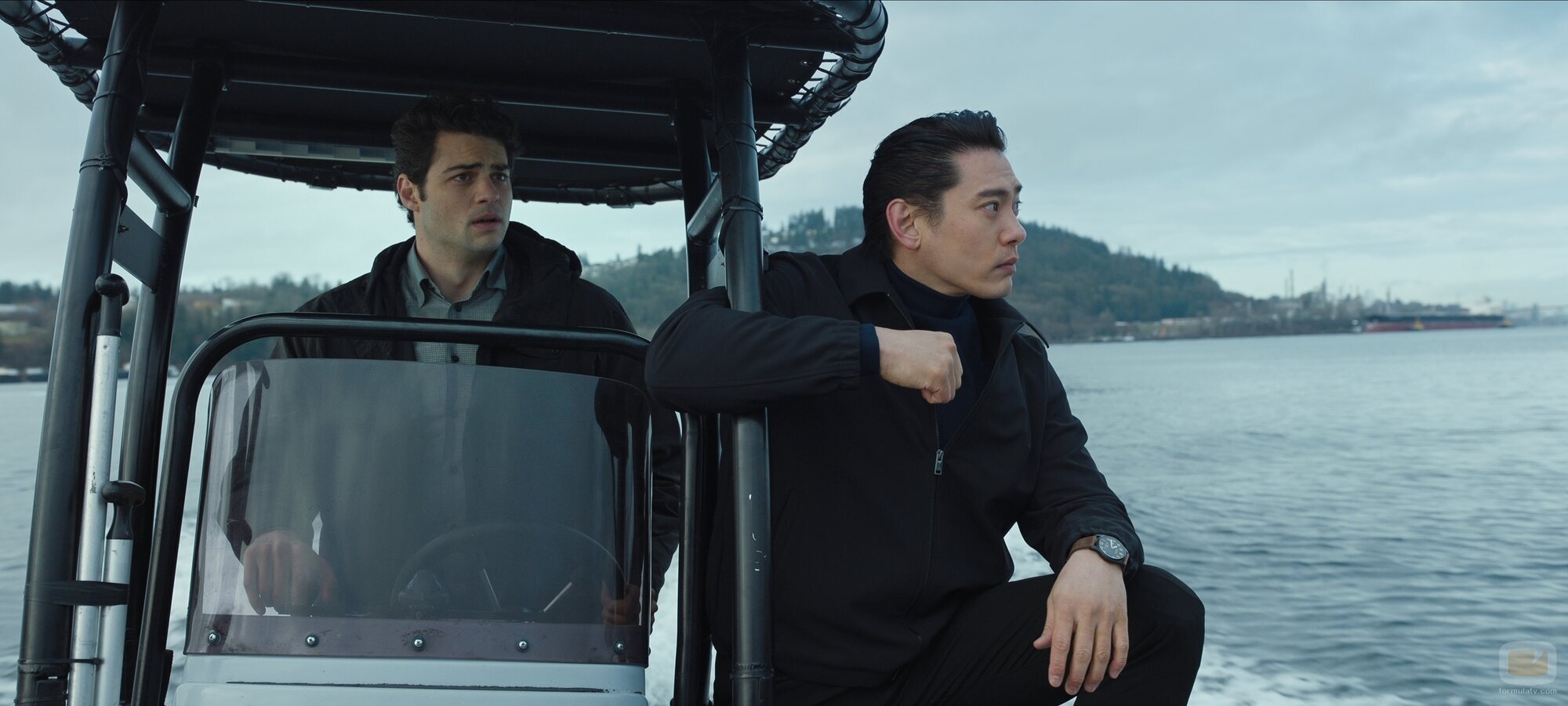 Noah Centineo y Teo Yoo en Capítulo 6 titulado 'N.Q.E.M.P.D.' de 'El nuevo empleado'