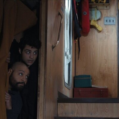 Colton Dunn y Noah Centineo en 2x06 titulado 'N.Q.E.M.P.D.' de 'El nuevo empleado'