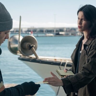 Milena Smit y Hugo Welzel en la temporada 2 y el capítulo 01 de 'La chica de nieve'