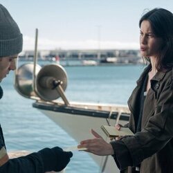 Milena Smit y Hugo Welzel en la temporada 2 y el capítulo 01 de 'La chica de nieve'