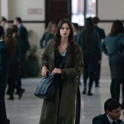Milena Smit en la temporada 2 y el capítulo 01 de 'La chica de nieve'