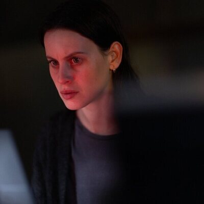 Milena Smit en 2x02 'Episodio 2' de 'La chica de nieve'
