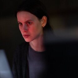 Milena Smit en 2x02 'Episodio 2' de 'La chica de nieve'