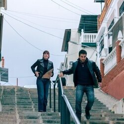 Aixa Villagrán y Marco Cáceres en la temporada 2 y el capítulo 02 de 'La chica de nieve'