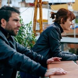 Aixa Villagrán y Marco Cáceres en 2x02 titulado 'Episodio 2' de 'La chica de nieve'