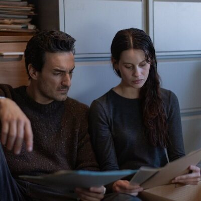 Miki Esparbé y Milena Smit en 'Episodio 4' de 'La chica de nieve'