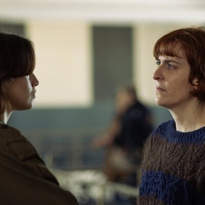 Aixa Villagrán y Milena Smit en Capítulo 5 titulado 'Episodio 5' de 'La chica de nieve'