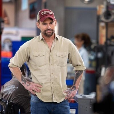 Seann William Scott en la temporada 1 y el capítulo 01 de 'Shifting Gears'