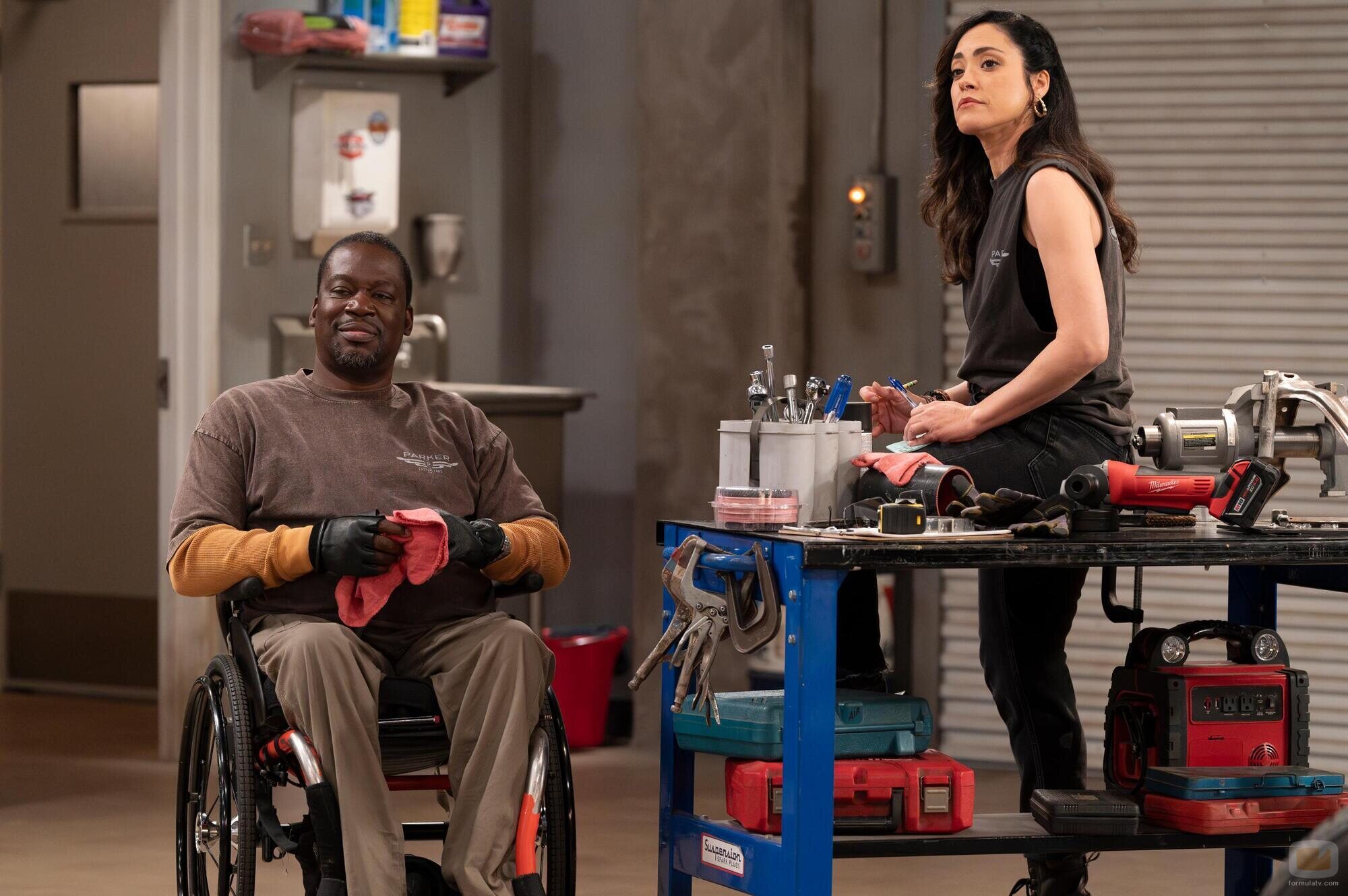 Daryl Mitchell y Cynthia Quiles en Capítulo 1 titulado 'Restoration' de 'Shifting Gears'