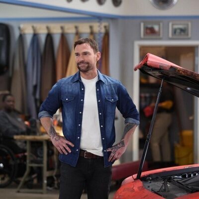 Seann William Scott en el 1x01 de 'Shifting Gears'