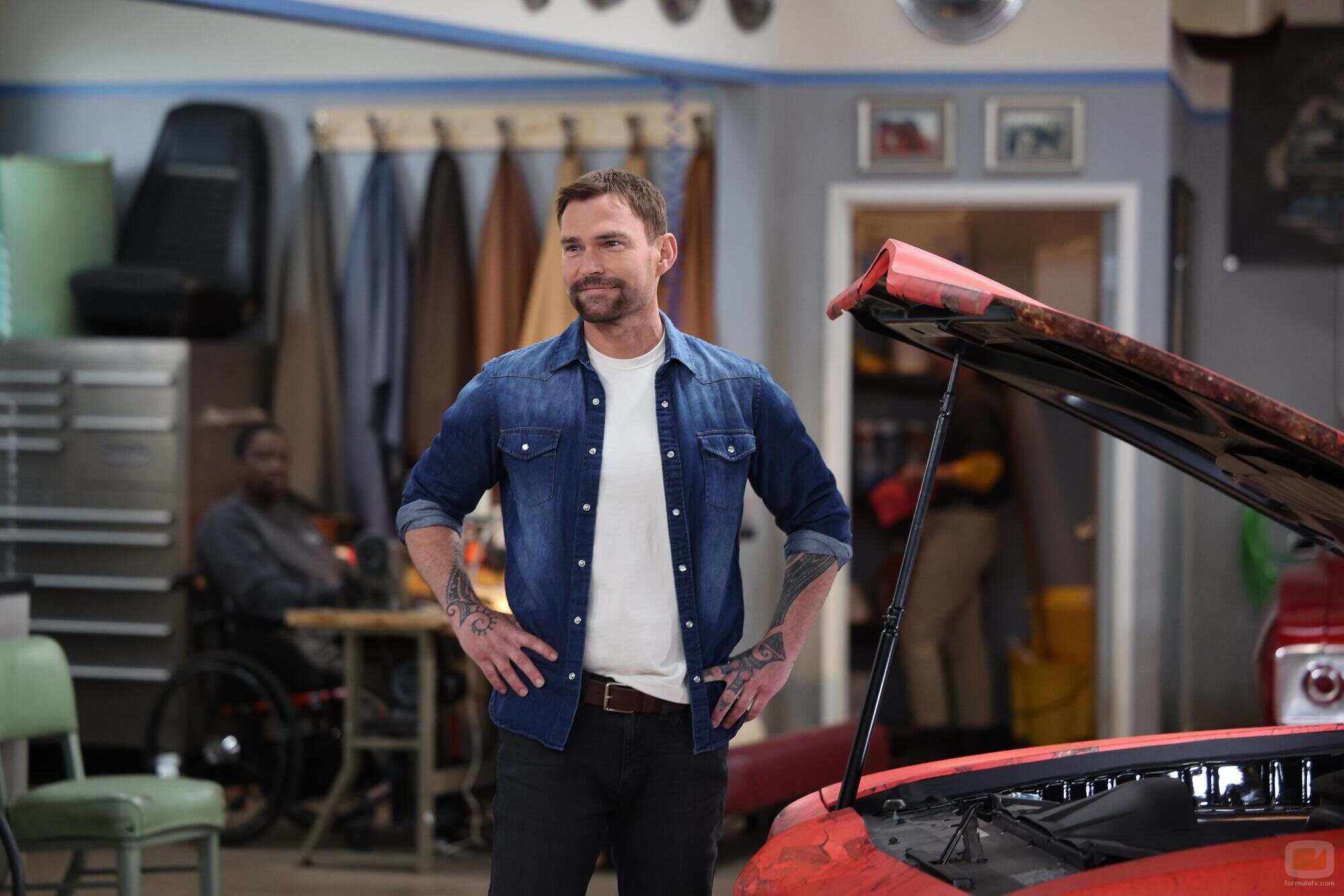 Seann William Scott en el 1x01 de 'Shifting Gears'