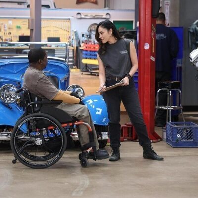 Daryl Mitchell y Cynthia Quiles en el 1x01 de 'Shifting Gears'