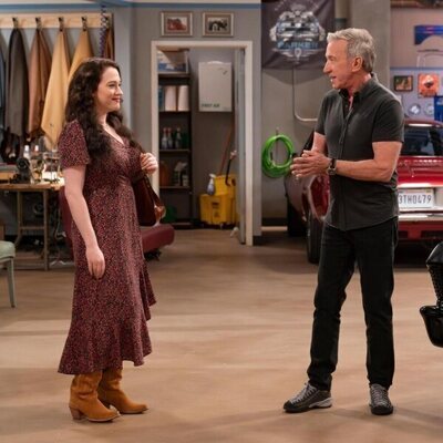 Kat Dennings y Tim Allen en 1x01 'Restoration' de 'Shifting Gears'
