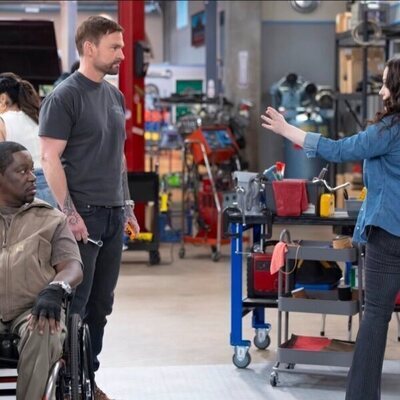 Daryl Mitchell y Seann William Scott en 1x02 titulado 'Accommodations' de 'Shifting Gears'