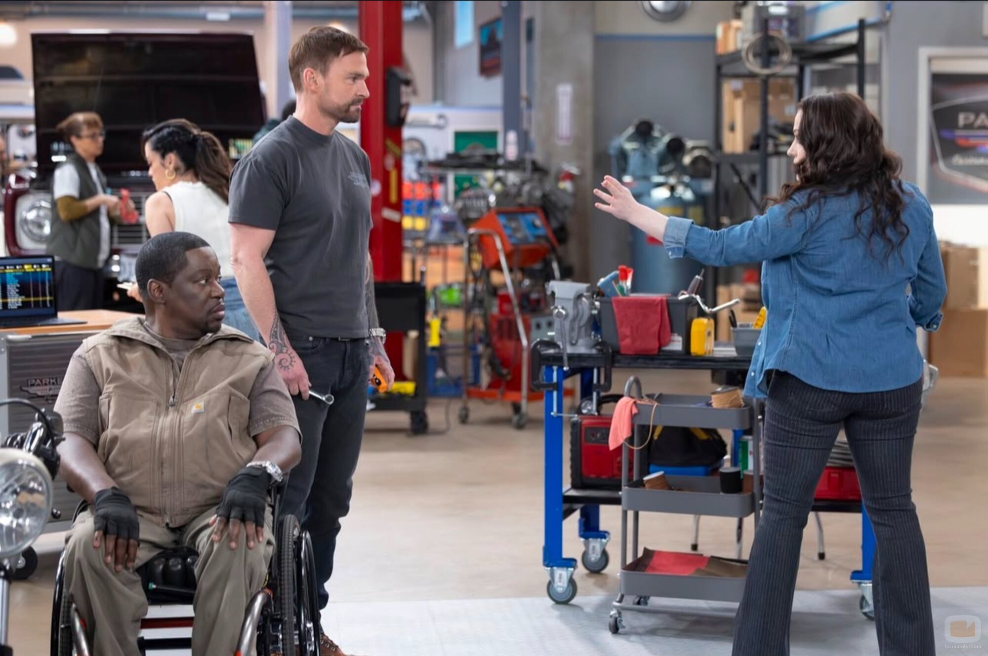 Daryl Mitchell y Seann William Scott en 1x02 titulado 'Accommodations' de 'Shifting Gears'