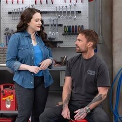 Kat Dennings y Seann William Scott en 'Accommodations' de 'Shifting Gears'