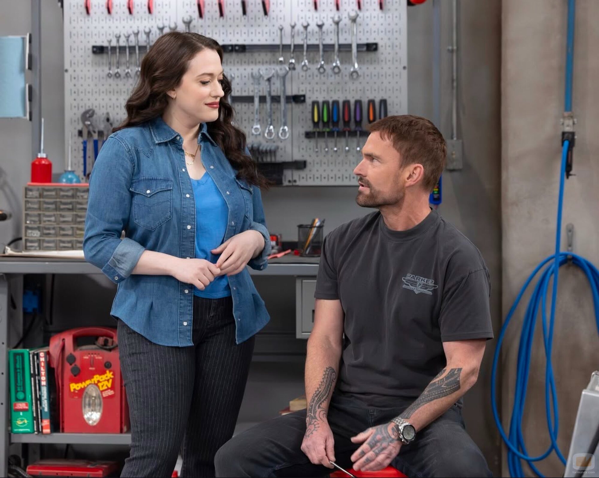 Kat Dennings y Seann William Scott en 'Accommodations' de 'Shifting Gears'