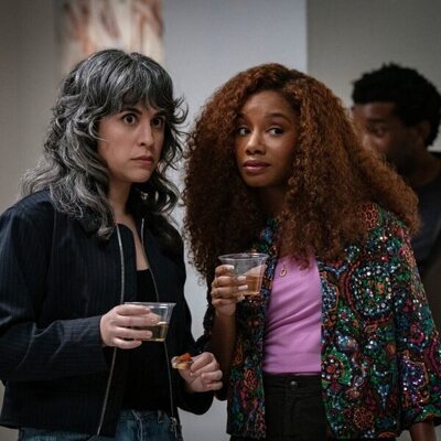 Imani Hakim y Ashly Burch en el 4x01 de 'Mythic Quest: Raven's Banquet'