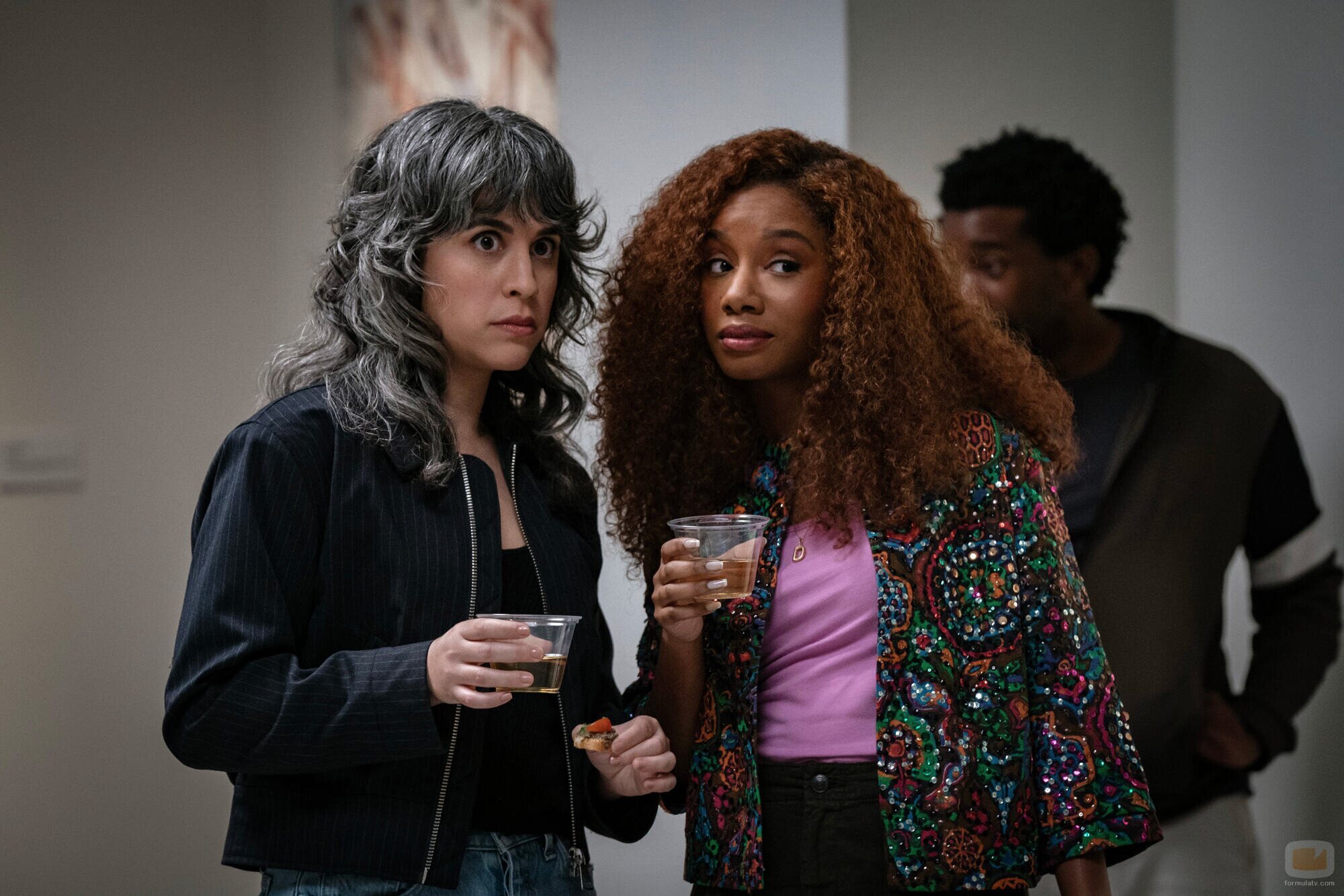 Imani Hakim y Ashly Burch en el 4x01 de 'Mythic Quest: Raven's Banquet'