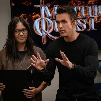 Rob McElhenney y Charlotte Nicdao en el 'Límites' de 'Mythic Quest: Banquete de Cuervos'