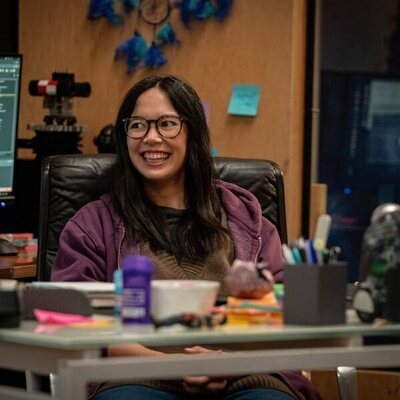 Charlotte Nicdao en 4x01 'Límites' de 'Mythic Quest'