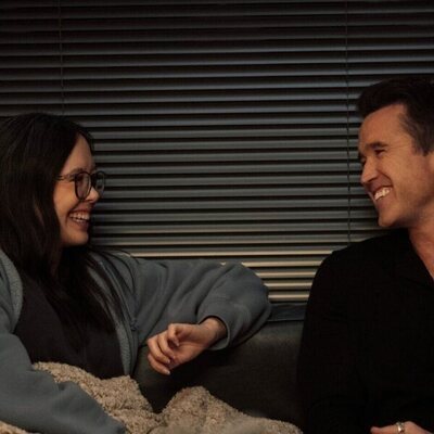 Rob McElhenney y Charlotte Nicdao en el 4x02 de 'Mythic Quest'