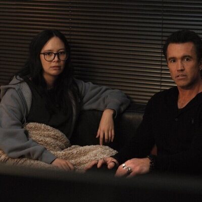 Rob McElhenney y Charlotte Nicdao en 4x02 titulado '1000%' de 'Mythic Quest'