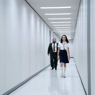 Zach Cherry y Sarah Bock en 2x03 titulado '¿Quién está vivo?' de 'Separación'