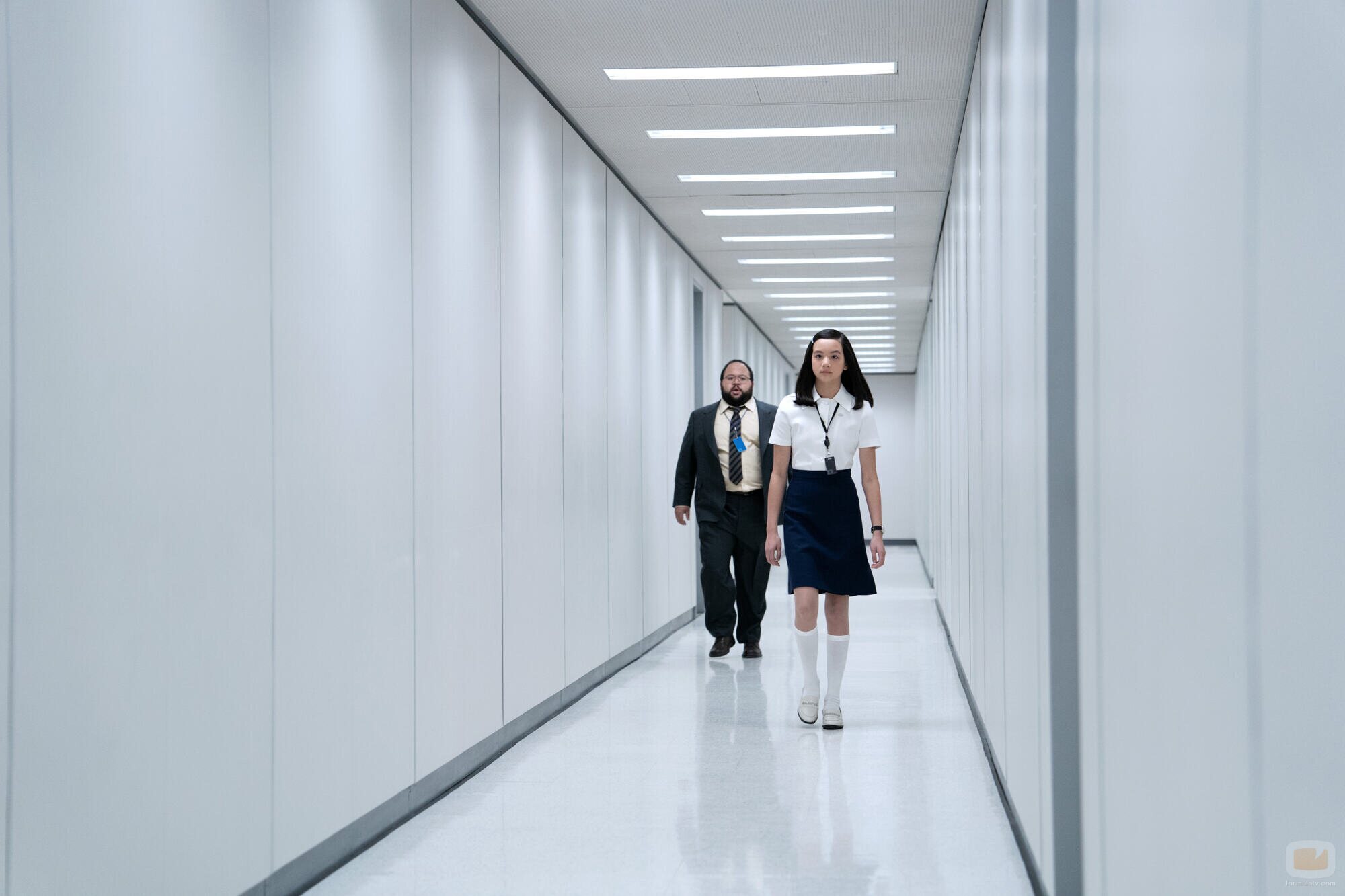 Zach Cherry y Sarah Bock en 2x03 titulado '¿Quién está vivo?' de 'Separación'