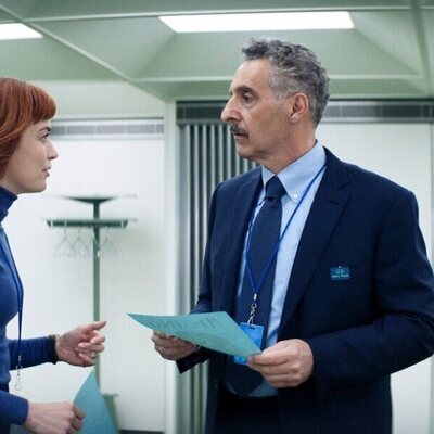 John Turturro y Britt Lower en 2x03 '¿Quién está vivo?' de 'Separación'