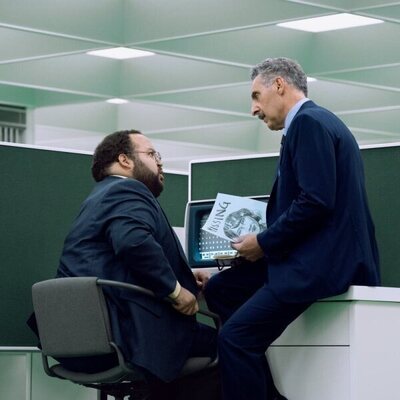 John Turturro y Zach Cherry en el 2x03 de 'Severance'