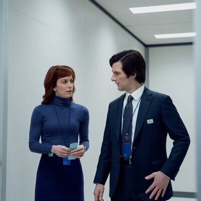 Adam Scott y Britt Lower en Capítulo 3 titulado '¿Quién está vivo?' de 'Separación'