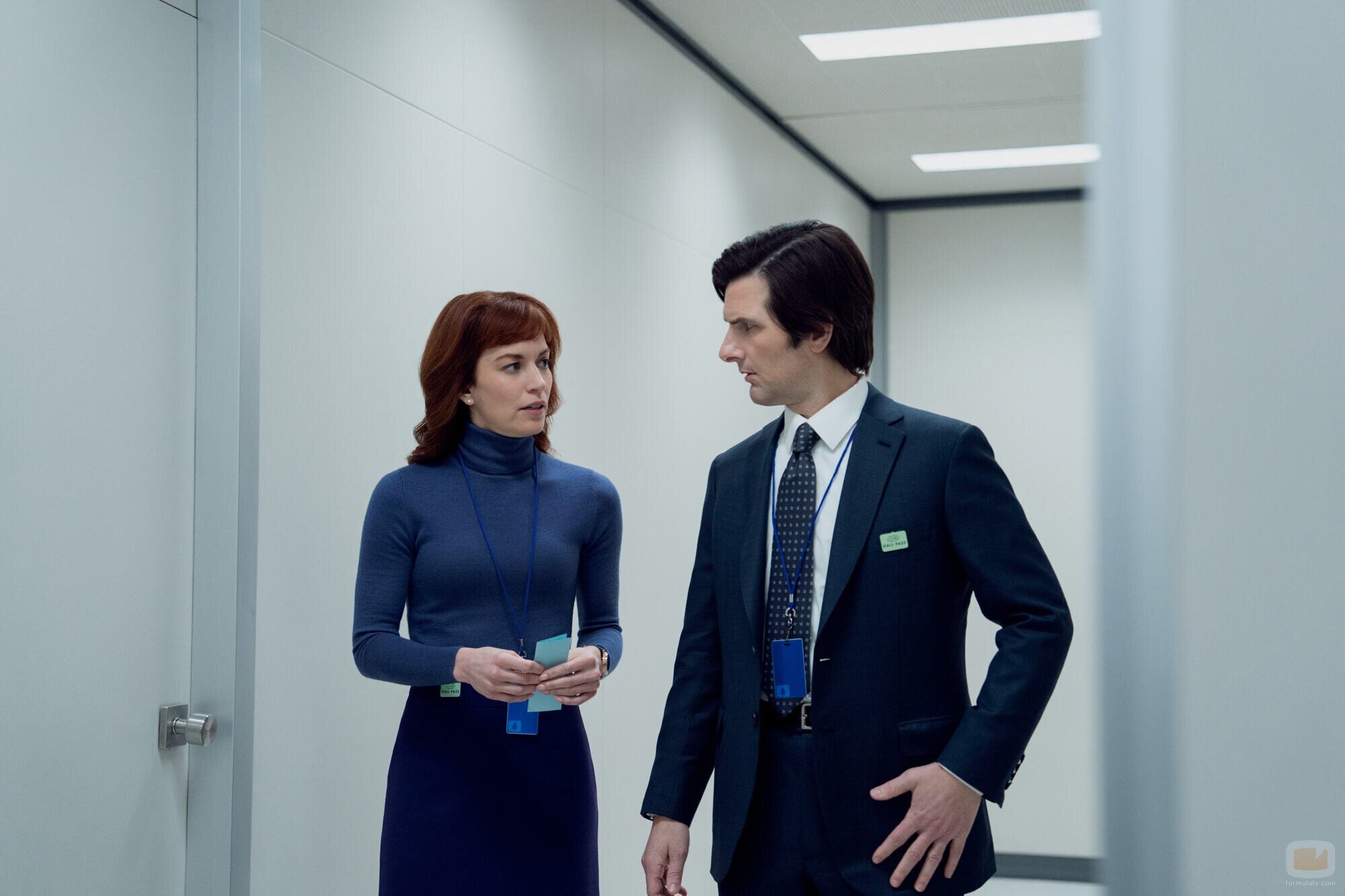 Adam Scott y Britt Lower en Capítulo 3 titulado '¿Quién está vivo?' de 'Separación'