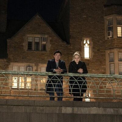 Gavin Leatherwood y Reneé Rapp en 'Bienvenidos a la Universidad de Essex' de 'La vida sexual de las universitarias'