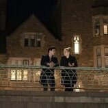 Gavin Leatherwood y Reneé Rapp en la temporada 1 y el capítulo 01 de 'La vida sexual de las universitarias'