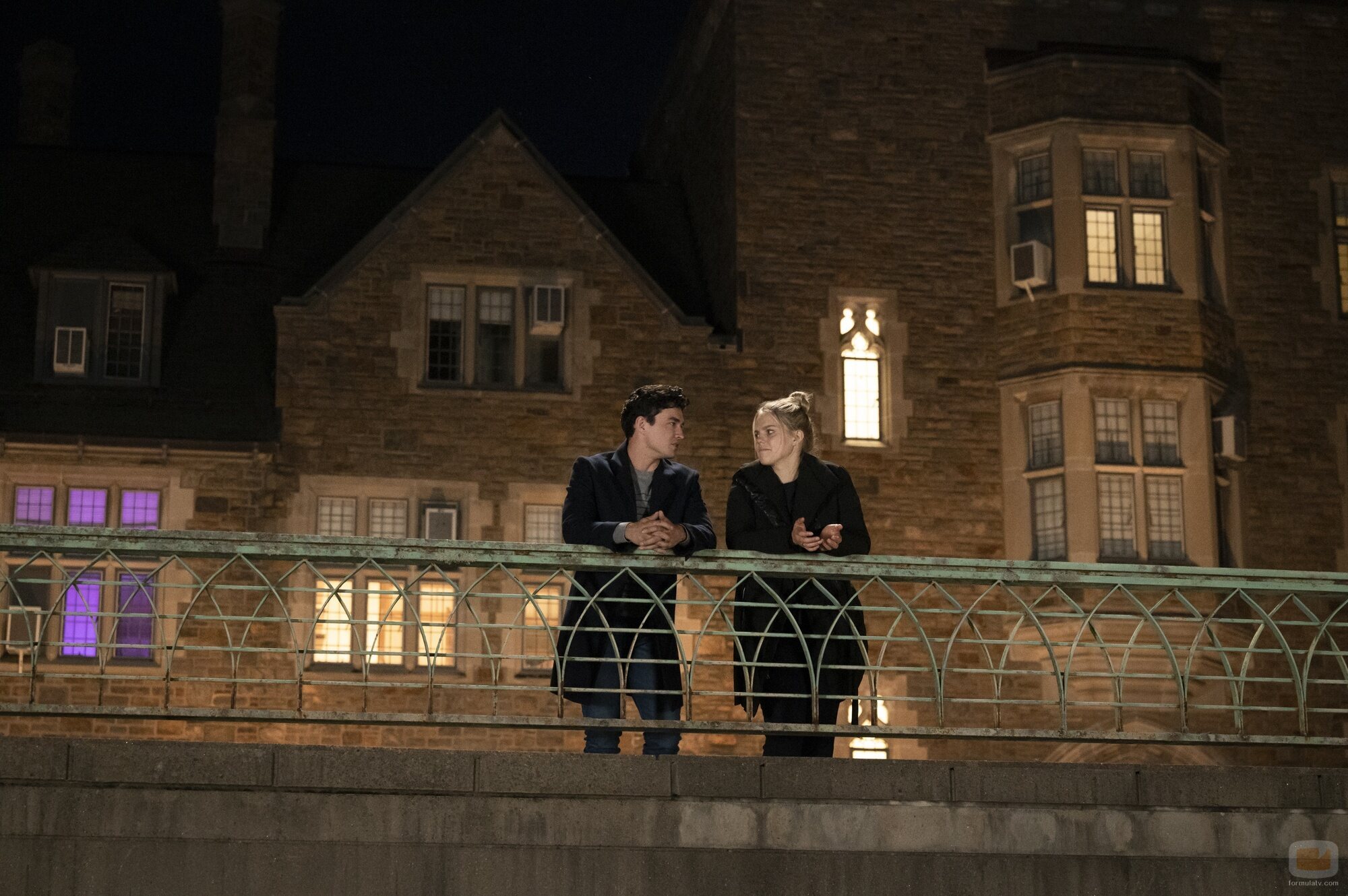 Gavin Leatherwood y Reneé Rapp en la temporada 1 y el capítulo 01 de 'La vida sexual de las universitarias'