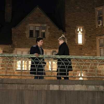 Gavin Leatherwood y Reneé Rapp en el 1x01 de 'La vida sexual de las universitarias'