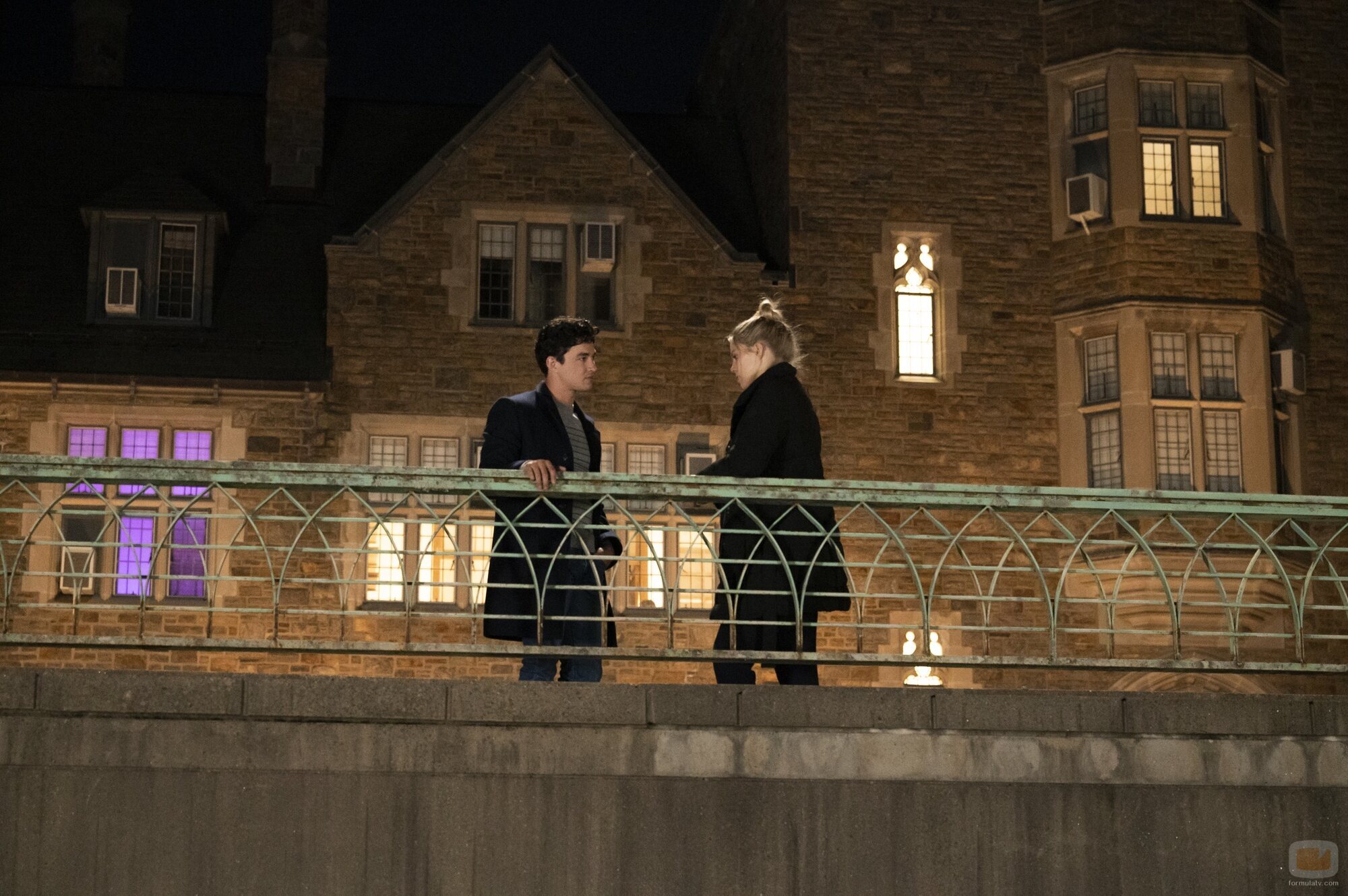 Gavin Leatherwood y Reneé Rapp en el 1x01 de 'La vida sexual de las universitarias'