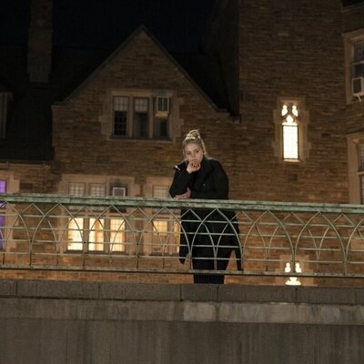 Imagen de Reneé Rapp en la temporada 1 y el capítulo 01 de 'La vida sexual de las universitarias'