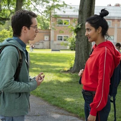 Amrit Kaur y Mekki Leeper en el 1x01 de 'The Sex Lives of College Girls'