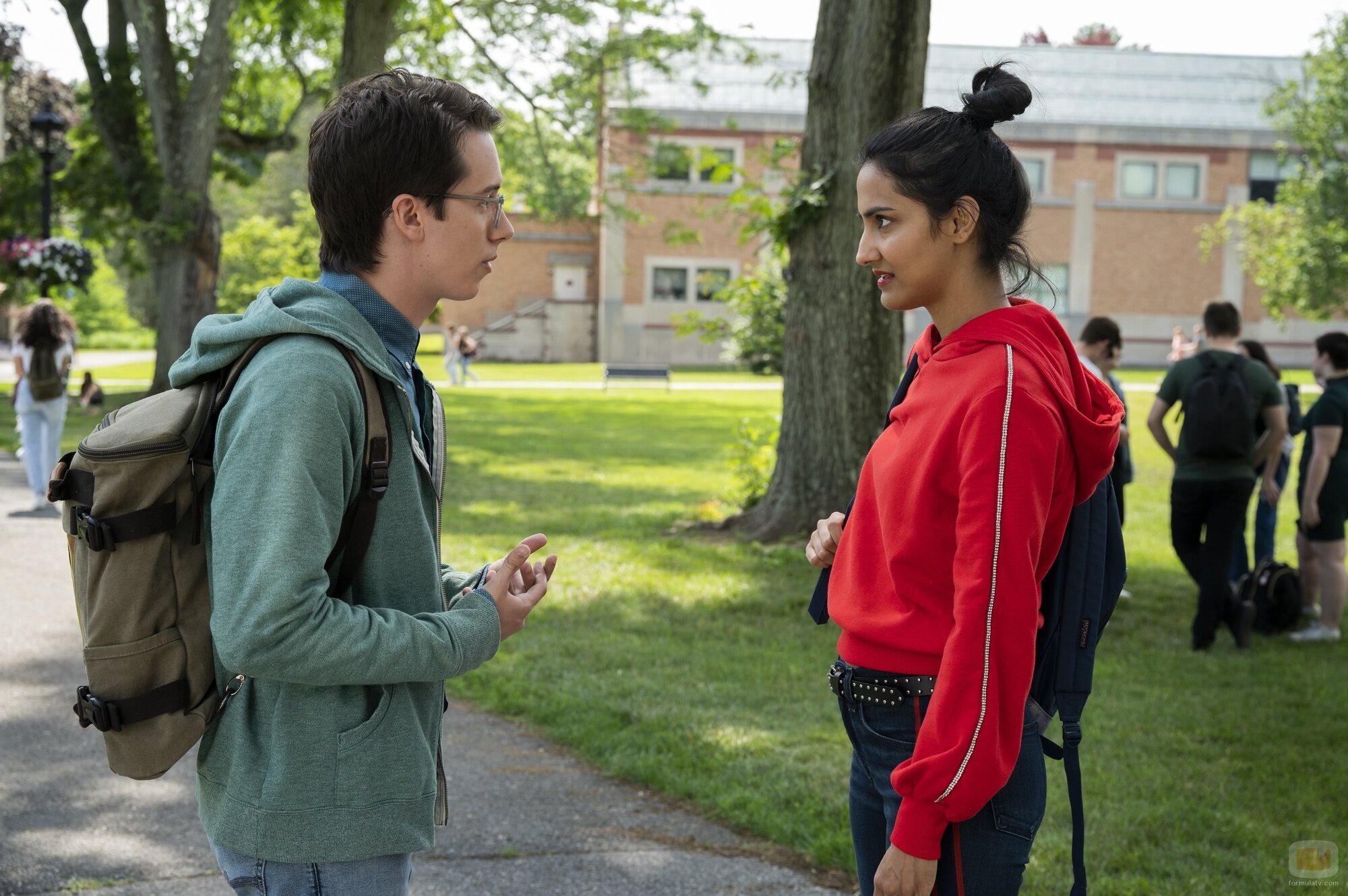 Amrit Kaur y Mekki Leeper en el 1x01 de 'The Sex Lives of College Girls'