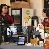 Pauline Chalamet y Ilia Isorelýs Paulino en el 1x01 de 'La vida sexual de las universitarias'