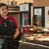 Escena de Pauline Chalamet y Ilia Isorelýs Paulino en el 1x01 de 'La vida sexual de las universitarias'