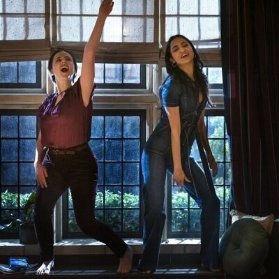 Pauline Chalamet y Amrit Kaur en Capítulo 1 titulado 'Bienvenidos a la Universidad de Essex' de 'La vida sexual de las universitarias'