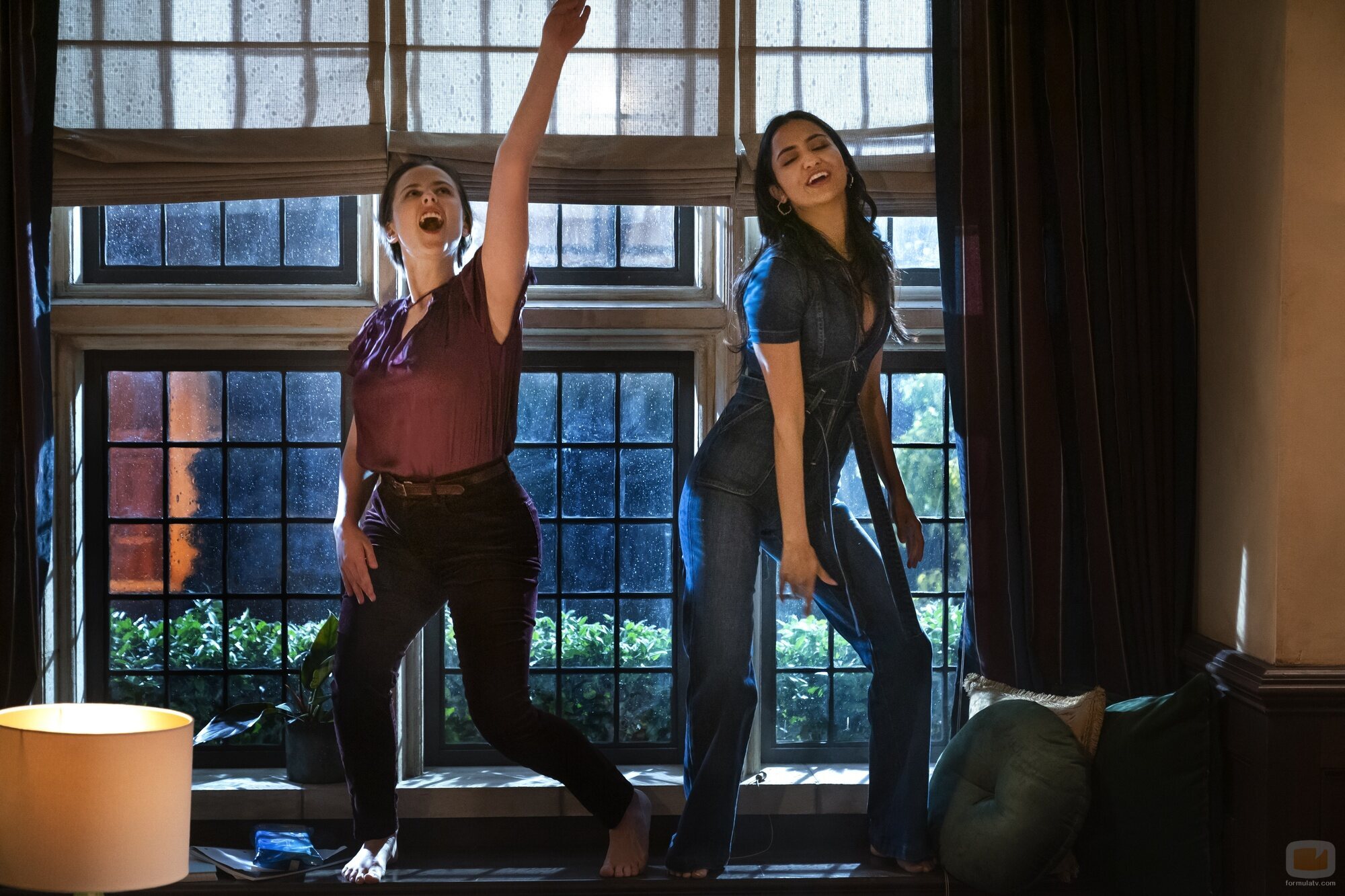 Pauline Chalamet y Amrit Kaur en Capítulo 1 titulado 'Bienvenidos a la Universidad de Essex' de 'La vida sexual de las universitarias'