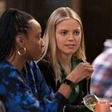 Alyah Chanelle Scott y Reneé Rapp en el 1x01 de 'The Sex Lives of College Girls'