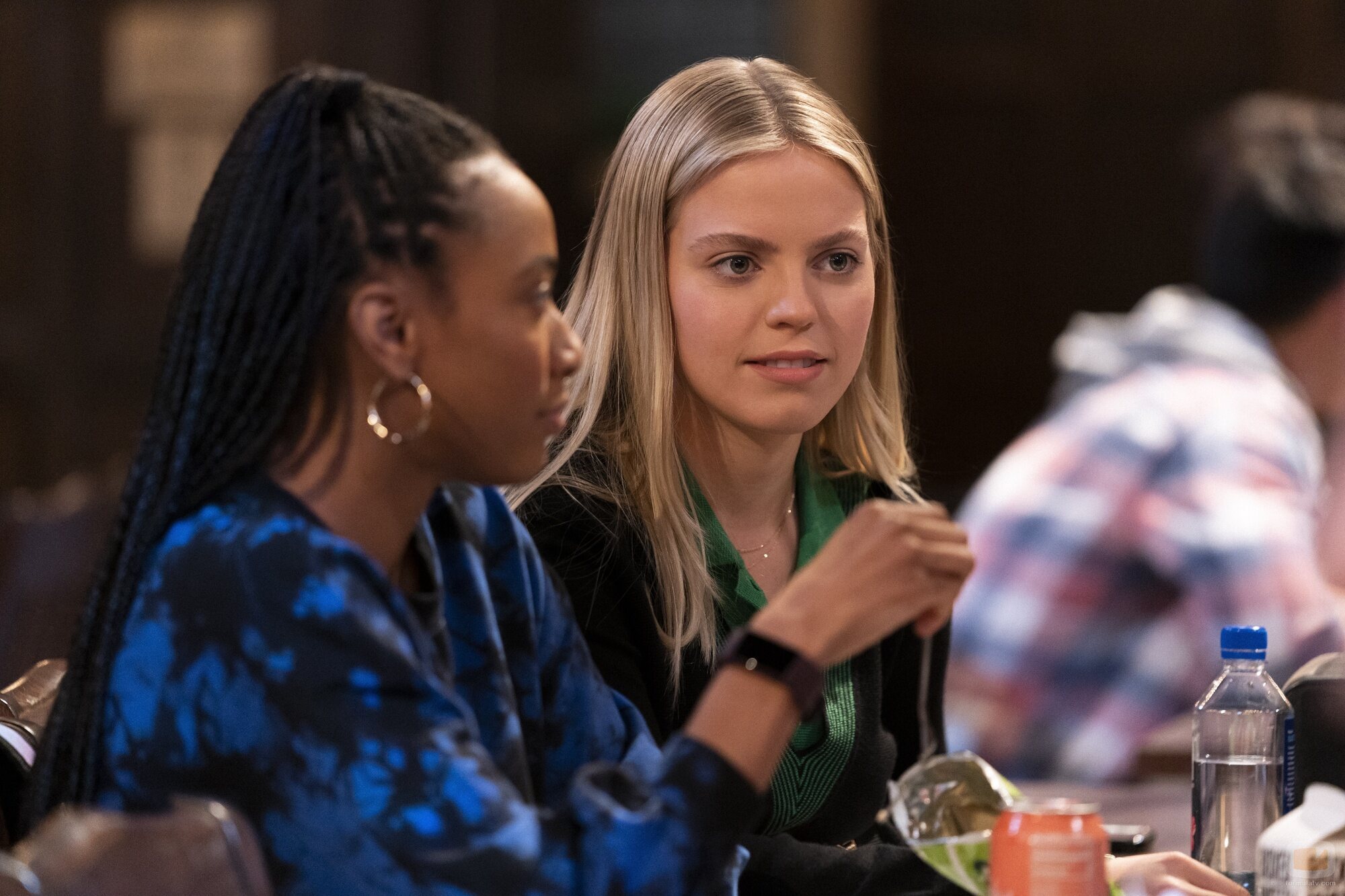 Alyah Chanelle Scott y Reneé Rapp en el 1x01 de 'The Sex Lives of College Girls'