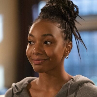 Alyah Chanelle Scott en el 1x01 de 'The Sex Lives of College Girls'