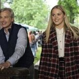 Rob Huebel y Reneé Rapp en 1x01 'Bienvenidos a la Universidad de Essex' de 'La vida sexual de las universitarias'