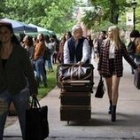Rob Huebel y Reneé Rapp en 'Bienvenidos a la Universidad de Essex' de 'The Sex Lives of College Girls'